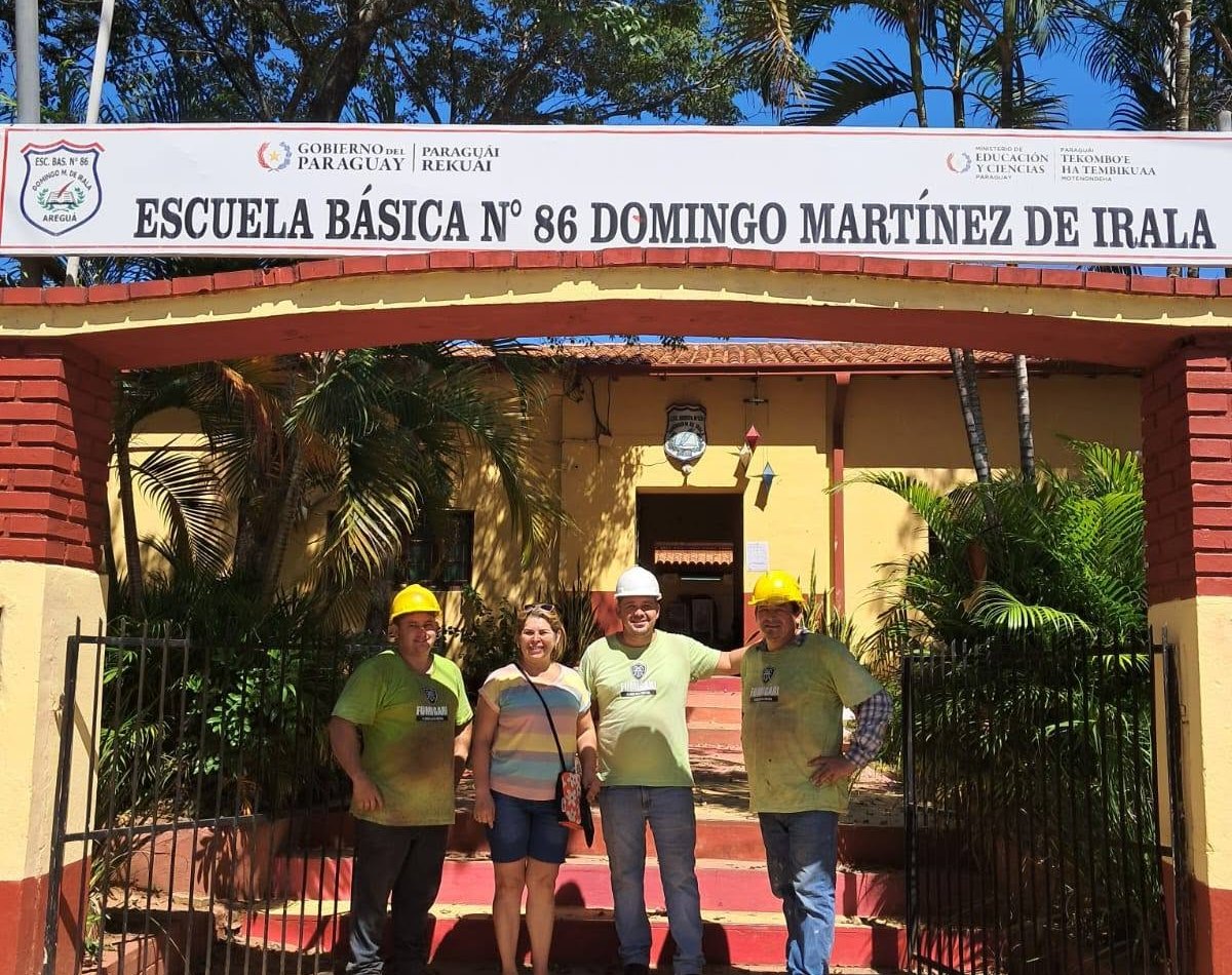 Equipo de Fumigari en la entrada de la Escuela Básica N° 86 Domingo Martínez de Irala